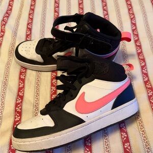 Nike Court Borough Mid 2 Shoes
Youth Size: 6.5; women size 8 (worn 3 or 4 times)